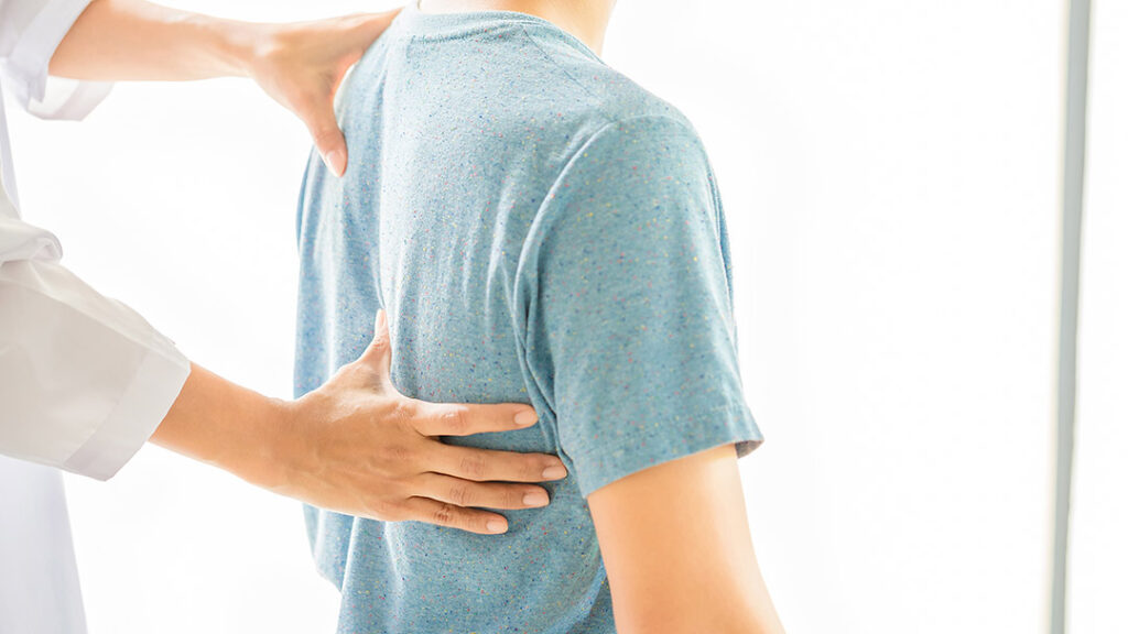 homme recevant un massage