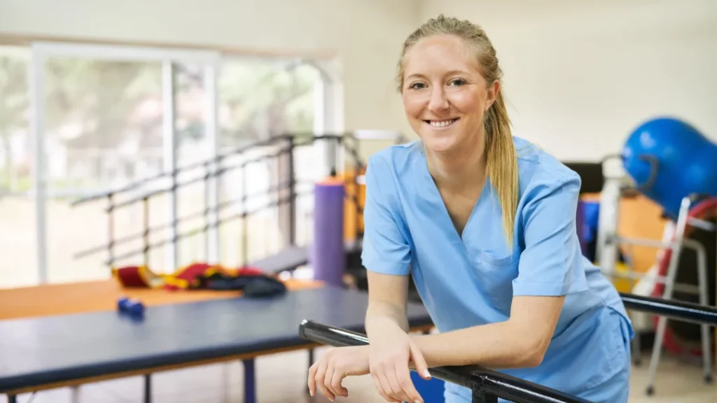 Une femme en uniforme bleu sourit en tenant une barre, symbolisant la sensibilisation aux commotions cérébrales.