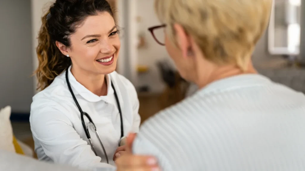 Une médecin femme discute avec un patient, mettant en avant l'ergothérapie en santé mentale.